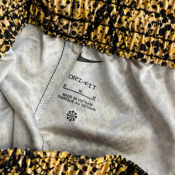 NWT - Nike Women’s Dri-Fit Rebel Fly Basketball Short - Size M - Picture 11 of 12